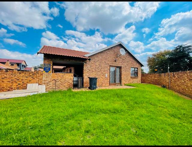 2 BEDROOM TOWNHOUSE FOR SALE IN DUNNOTTAR